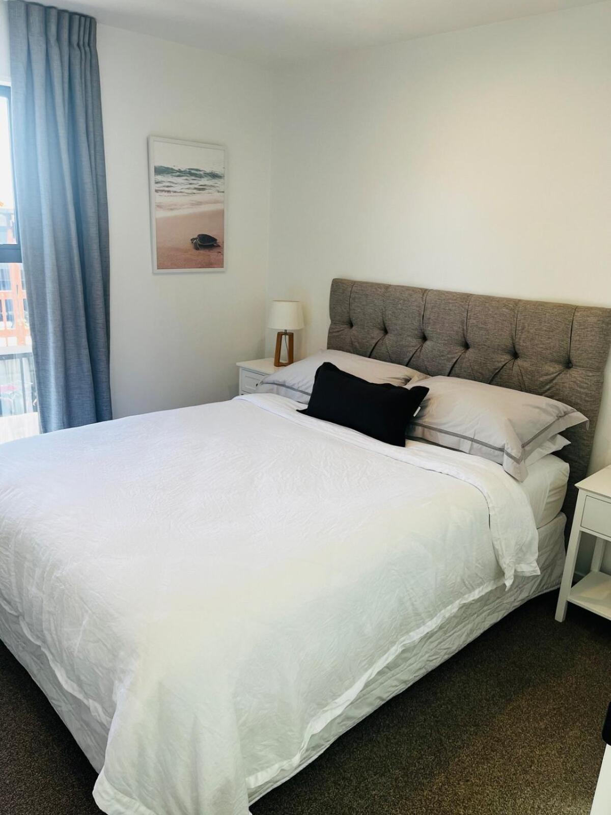 New 2bed2bath Townhouse With Parking By Hagley Park Apartment
